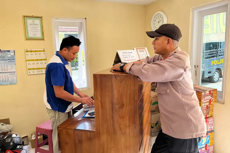 Anggota menyambangi lokasi keramaian di Pageruyung untuk memberikan pesan kamtibma.  (Edi prayitno/kontributor kendal)