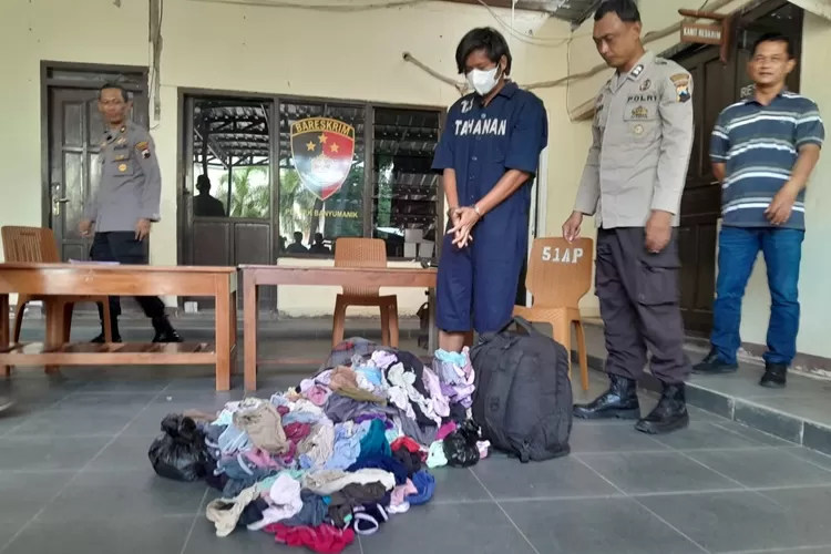 Jeri, tukang siomay pencuri celana dalam di Banyumanik Semarang. Jeri juga pakai celana itu untuk jualan sehari-hari.  (Ayosemarang.com/ Audrian Firhannusa)