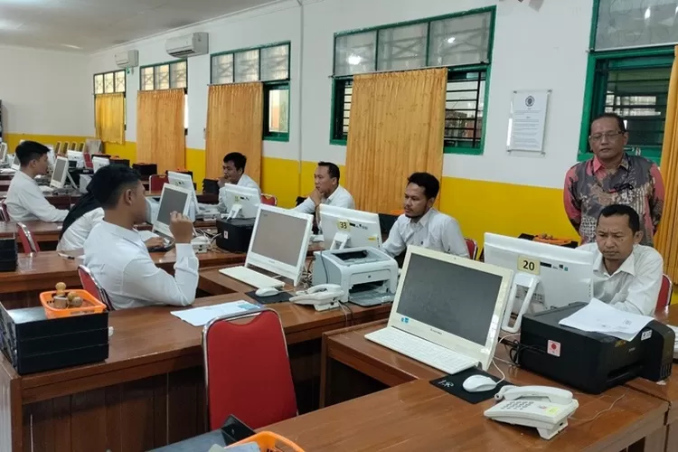 Pelaksanaan tes berbasis komputer selesi calon PPK di SMKN 1 Batang, Kabupaten Batang.  (Diskominfo Batang)