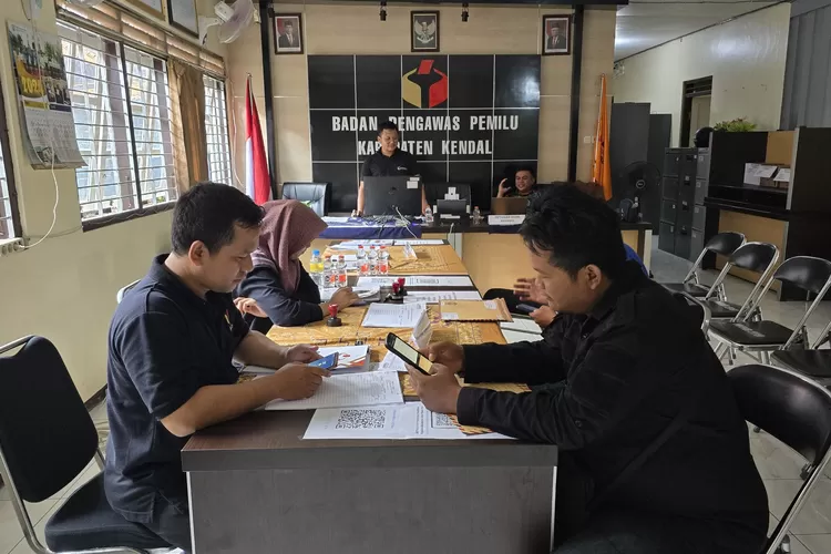 pendaftaran anggota Panwaslu Kecamatan di Bawaslu Kendal.  (edi prayitno/kontributor kendal)