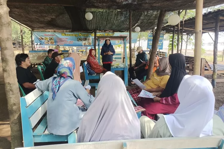 Satgas Garazawa Kemenag Batang saat menggelar sosialisasi sertifikasi halal, di Desa Wisata Kuripan, Kecamatan Subah, Kabupaten Batang, Minggu 5 Mei 2024.  (dok)