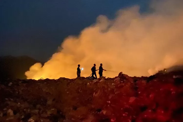 Pemadam kebakaran Kendal melakukan pemadaman titik api di Tempat Pembuangan Akhir Darupono Baru Senin 6 mei 2024 petang.  (Edi prayitno/kontributor kendal)