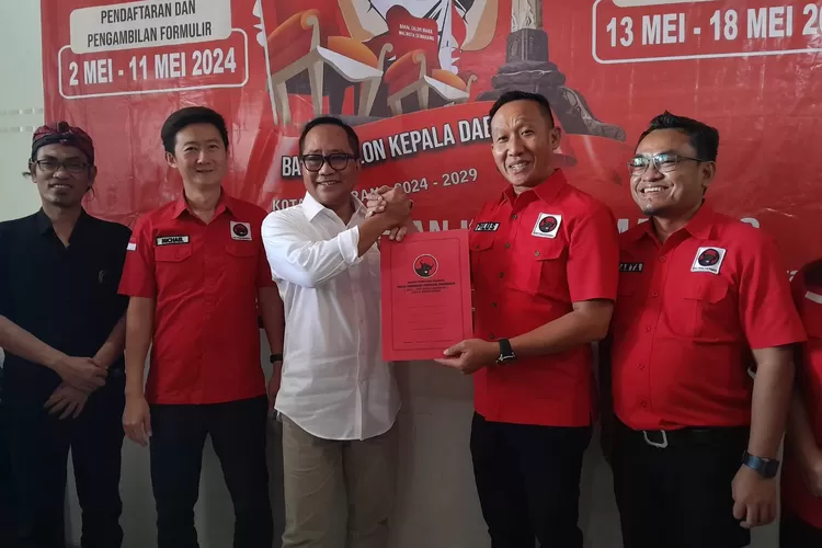 Iswar Aminudin saat menerima berkas pendaftaran calon wali kota Semarang di PDIP. (Ayosemarang.com Audrian Firhannusa)