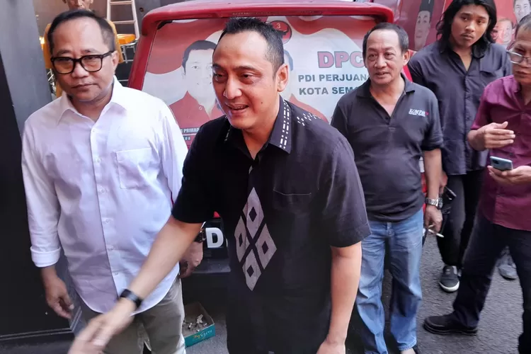 Iswar Aminudi (kanan) dan Arnaz Andrarsmara saat bersamaan mengambil berkas pendaftaran Pilwalkot di PDIP, Selasa 7 Mei 2024. (Ayosemarang.com/ Audrian Firhannusa)