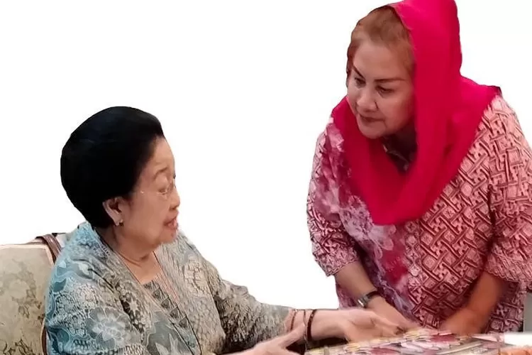 Megawati bertemu dengan Wali Kota Semarang Hevearita Gunaryanti Rahayu selaku penyusun ulang resep-resep yang dibukukan. (dok Humas Pemkot Semarang.)