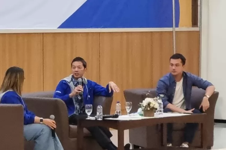 Wakil Presiden Direktur BCA Armand W. Hartono dan Duta Bakti BCA Nicholas Saputra saat menyampaikan paparan di Gedung Prof. Sudarto, SH, Undip Tembalang Semarang. (Istimewa/BCA.)