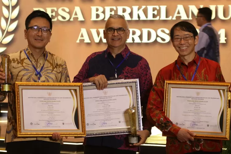 Direktur Operasional BPI Yoshimitsu Fujii, GM Stakeholder BPI Relation Aryamir H Soelasmoro, dan Presiden Direktur BPI Ryuta Sato menerima penghargaan dari Menteri Desa, Pembangunan Daerah Tertinggal dan Transmigrasi Drs. A. Halim Iskandar dalam acara CSR &amp; PDB Award 2024 di Hotel Westin Jakarta (Dok)