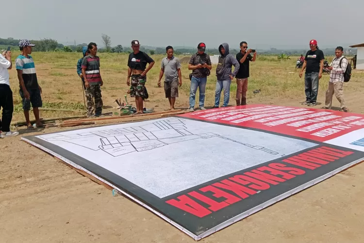 Dua kubu PT Prima Parquet Indonesia vs PT Trak Sumbiri Indo bersitegang di lokasi sengketa tanah di Desa Depok Kecamatan Kandeman. (Dok Istimewa )