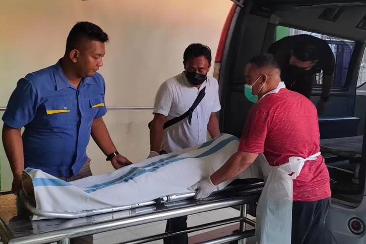 Jasad pria gantung diri yang diduga pelaku pembunuhan di kamar kos di bawa ke RSUD Batang.   (Muslihun/Kontributor Batang)
