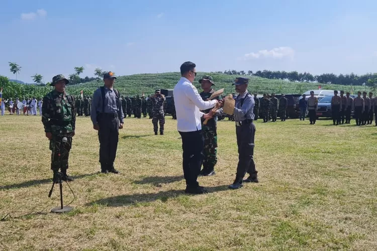 Bupati Kendal membuka TMMD Sengkuyung Tahap II 2024 di Desa Kalilumpang Kecamatan Patean, Rabu 8 Mei 2024.  (Edi prayitno/kontributor kendal)