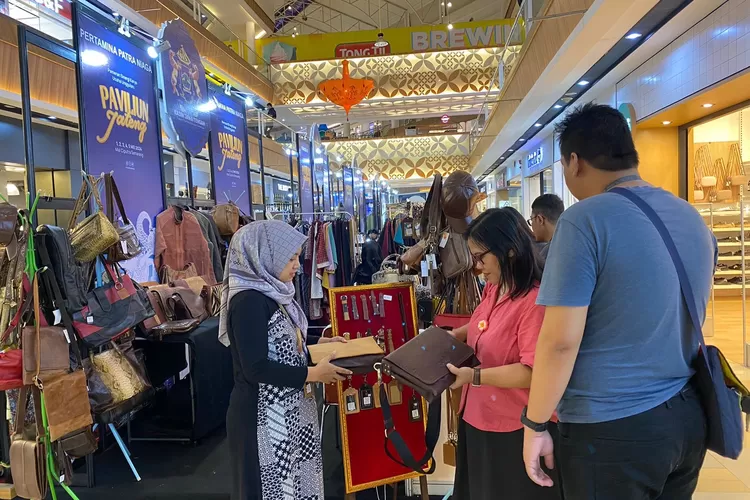 Pertamina Patra Niaga mendorong  mitra binaan dalam Program Pendanaan Usaha Mikro dan Kecil (PPUMK) untuk mengikuti ajang Sinergi Karya Usaha Unggulan di Mall Ciputra Semarang.(ilustrasi) (dok Pertamina Patra Niaga Jateng.)