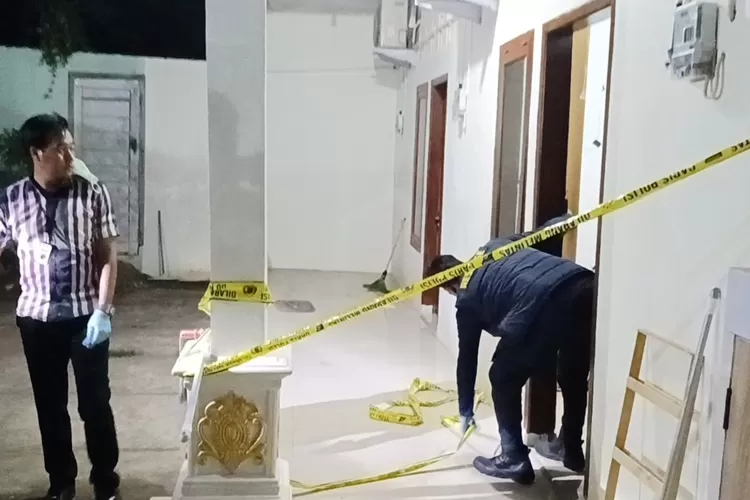 Satreskrim Polres Batang melakukan olah TKP di kamar kos Dukuh Wilingan, Kelurahan Karangasem Utara, tempat penemuan mayat wanita.  (Muslihun/Kontributor Batang)