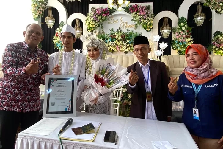 Kepala DP2AP3KB Batang, Supriyono, menyerahkan sertifikat Elsimil pada Selasa, 7 Mei 2024.  (Diskominfo Batang)