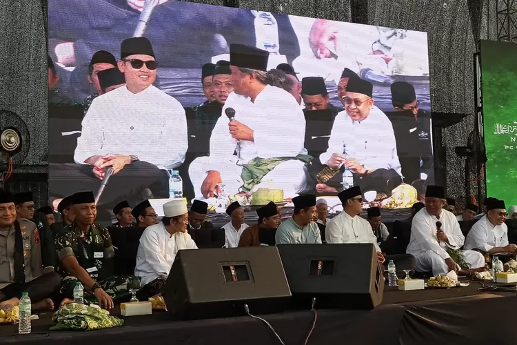 Gus Muwafiq memberi tausiyah dalam puncak peringatan Harlah NU kle 101 di lahan RSNU Kendal Kamis 9 Mei 2024.  (Edi prayitno/kontributor kendal)