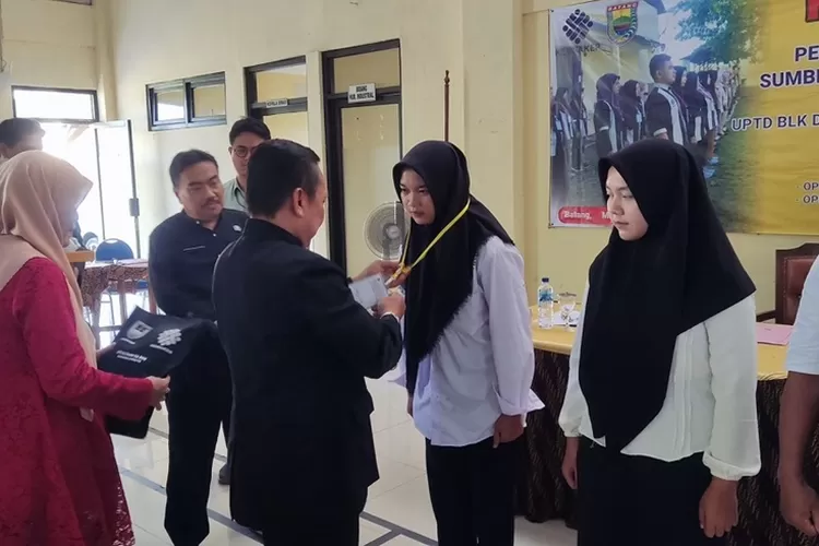 Rahmat Nurul Fadilah, kepala Disnaker Batang saat menyebatkan tanda peserta pelatihan kerja di Aula Disnaker Batang, Kabupaten Batang, Rabu 8 Mei 2024.  (Diskominfo Batang)