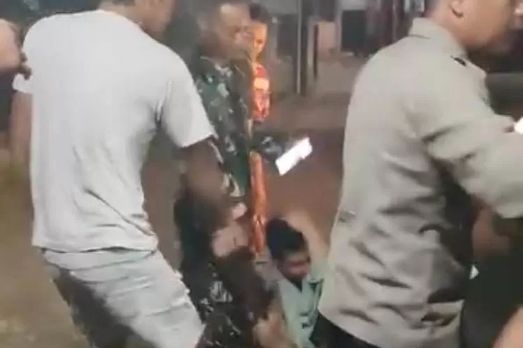 Tangkapan layar video saat pelaku pencurian dihajar warga sebelum dibawa petugas Polsek Limbangan Jumat 10 Mei 2024 dinihari.  (Istimewa)