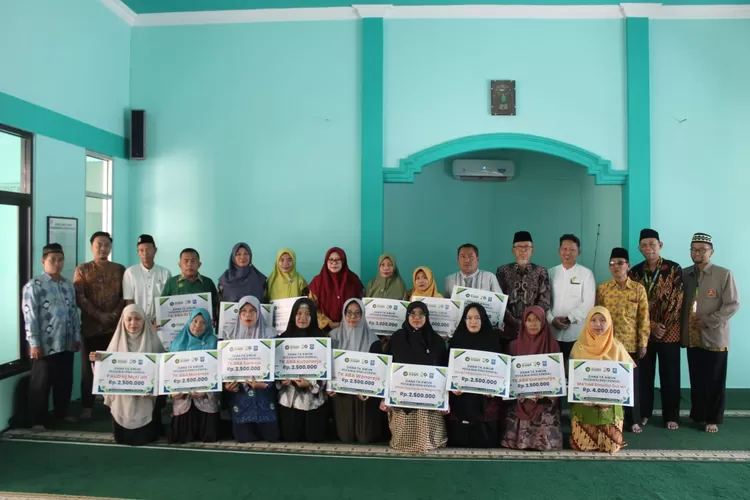 Penerima dana ta&rsquo;awun infaq pegawai RSDI Kendal untuk 18 amal usaha Muhammadiyah.  (Edi prayitno/kontributor Kendal)