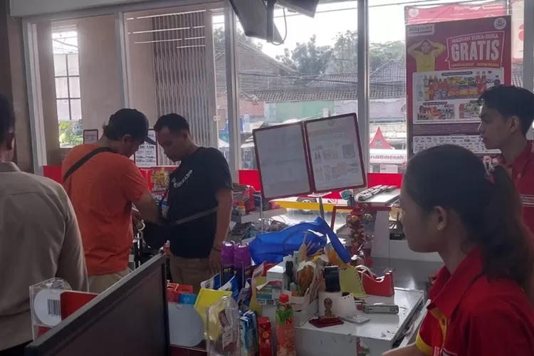 Pemuda yang ketahuan mencuri di Alfamart Gunungpati Semarang sedang diperiksa polisi. (istimewa)