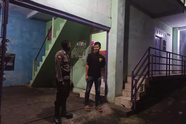 Anggota Polsek Limbangan melakukan patroli dan menyambangi warga untuk menjaga kamtibmas dilingkunganya.  (Edi prayitno/kontributor kendal)