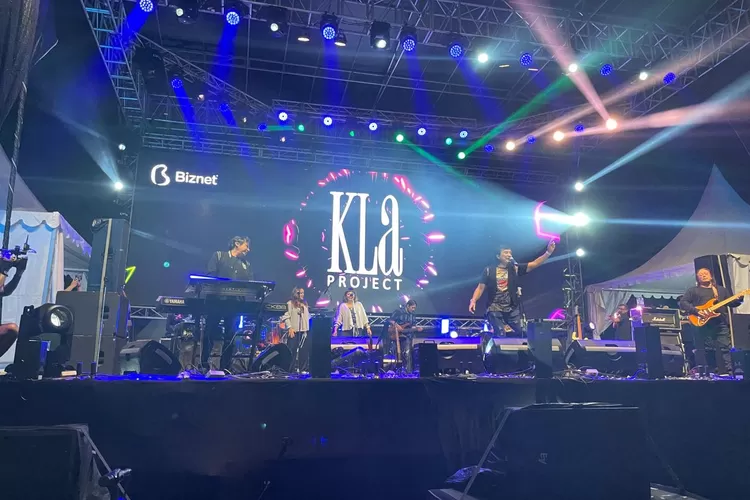 Grup Band Kla Project tampil dalam Biznet Festival  di Gajahmada Plaza Simpanglima, Semarang, Sabtu  11 Mei 2024 malam. (Arri Widiarto.)