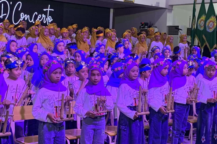 Siswa SD Muhammadiyah Purin memainkan alat musik angklung di Pendopo Tumenggung Bahurekso.  (Edi prayitno/kontributor kendal)