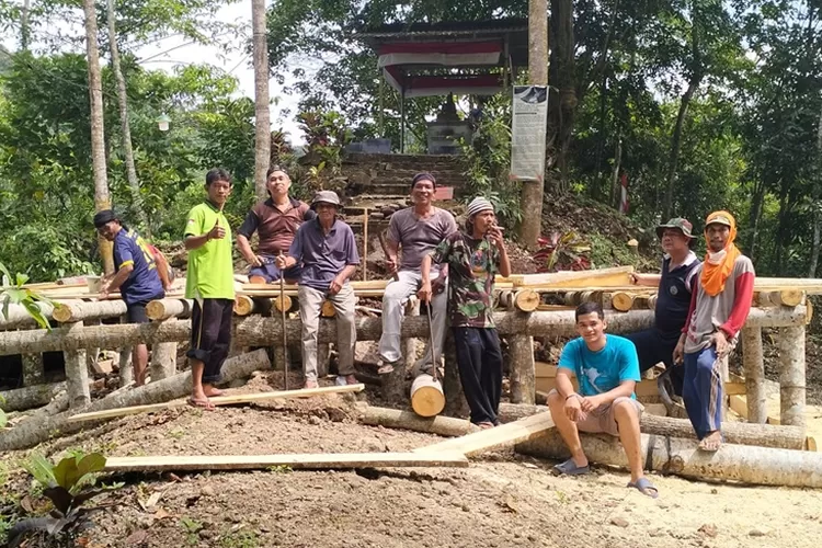 Warga berfoto di depan Vihara tua di hutan Pudakpayung. Bhukkhu Thudong berkunjung lagi ke Semarang. (Istimewa)