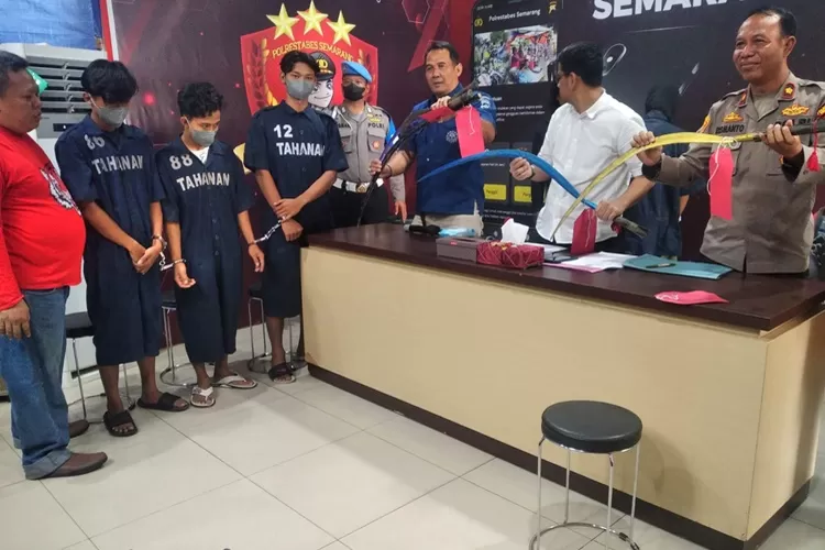 Para pelaku tawuran gangster ditangkap Polrestabes Semarang. Admin media sosial jadi penentu tawuran di Semarang.  (Ayosemarang.com/ Audrian Firhannusa)
