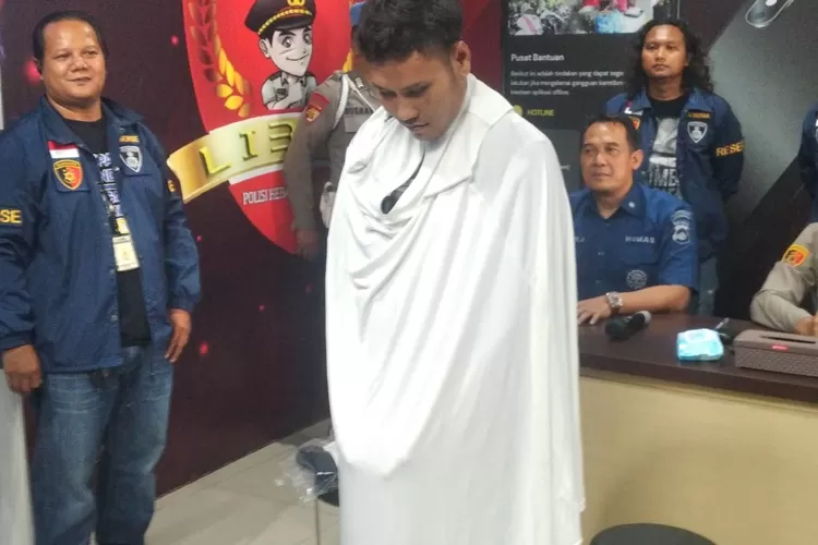 Maling berdaster di Semarang Barat yang diamankan oleh polisi. Dia pakai daster untuk menutupi tatonya.  (Ayosemarang.com/ Audrian Firhannusa)