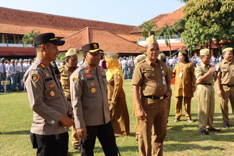 Kapolres Kendal AKBP Feria Kurniawan usai memimpin apel TPPK di SMA Negeri 1 Kendal.  (Edi prayitno/kontributor kendal)