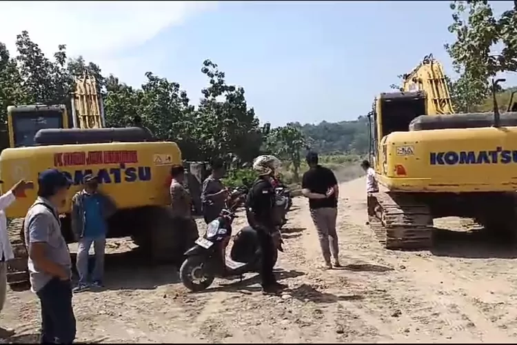 Alat berat yang berada dilokasi tambang galian C Desa Winong Kecamatan Ngampel yang menjadi sengketa.  (edi prayitno/kontributor kendal)
