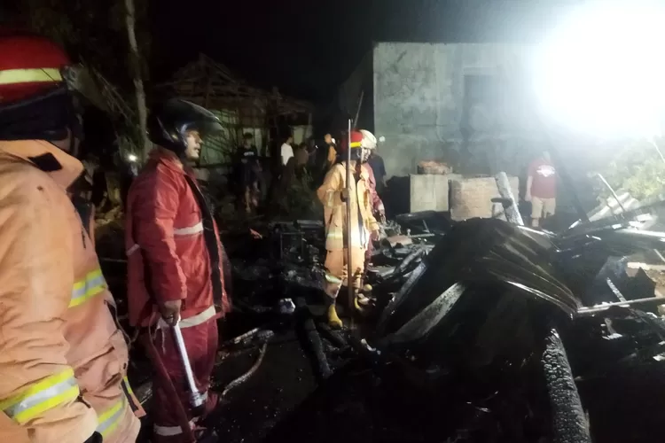 Petugas pemadam kebakaran memadamkan api yang membakar rumah di Desa Penyangkringan Weleri Selasa 14 Mei 2024 malam.  (Edi prayitno/kontributor Kendal)