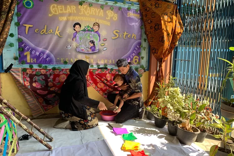 Siswa SMA Muhammadiyah 4 Kendal sedang mempraktekan tata cara tradisi tedhak siten.  (Edi prayitno/kontributor kendal)