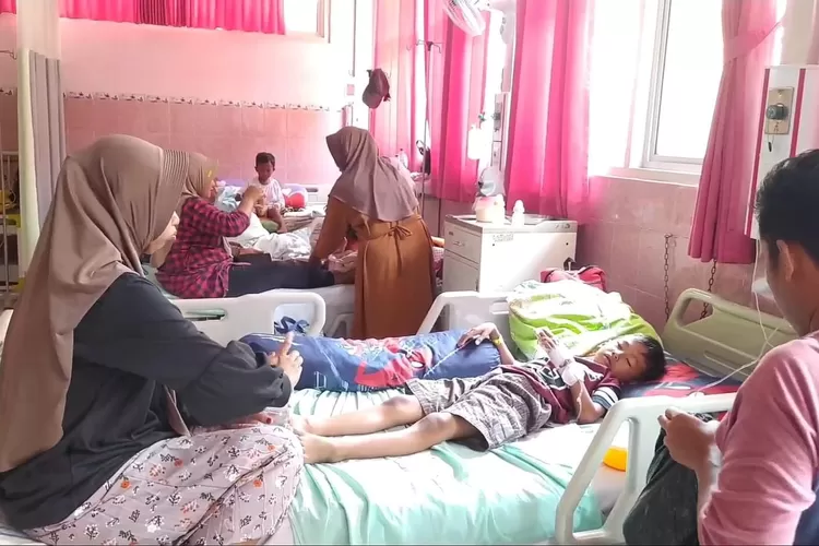 Pasien DBD di ruang perawatan RSUD Soewondo Kendal.  (Edi prayitno/kontributor Kendal)