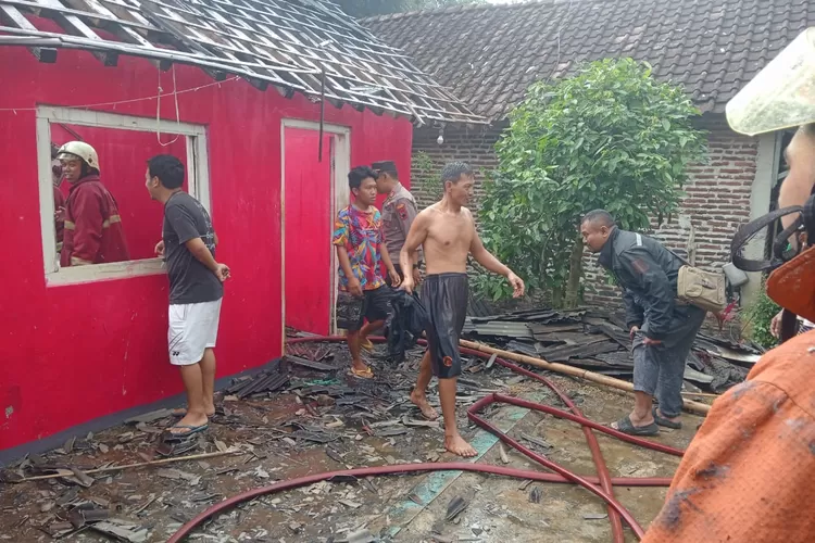 Petugas memadamkan api yang membakar rumah warga Desa Getas Kecamatan Singorojo Rabu 15 mei 2024.  (Edi prayitno/kontributor Kendal)