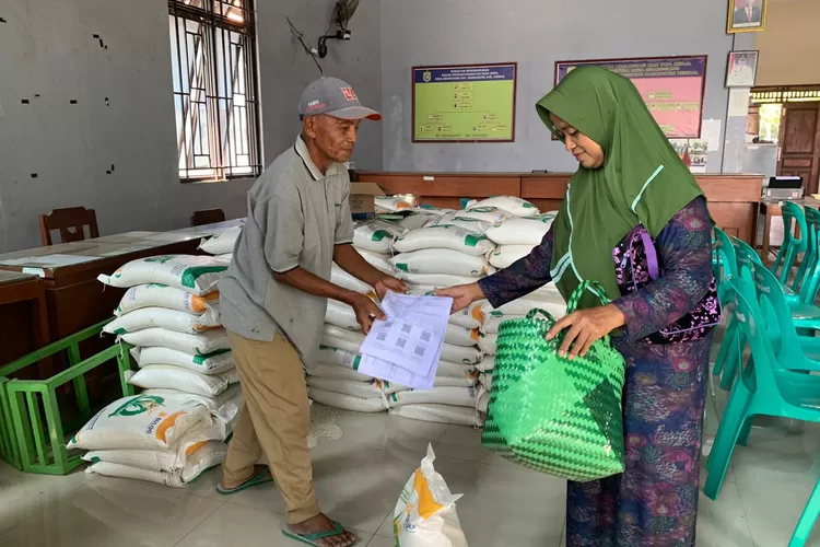 Penyaluran bantuan pangan di Balai Desa Brangsong Kecamatan Brangsong Rabu 15 Mei 2024.  (Edi prayitno/kontributor kendal)