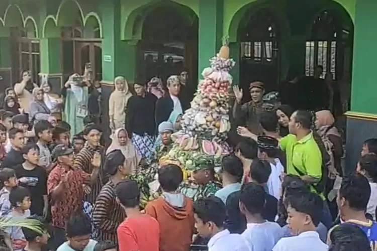 Warga berebut gunungan hasil bumi dalam merti desa Limbangan ke 392, Jumat 17 Mei 2024.  (Edi prayitno/kontributor Kendal)