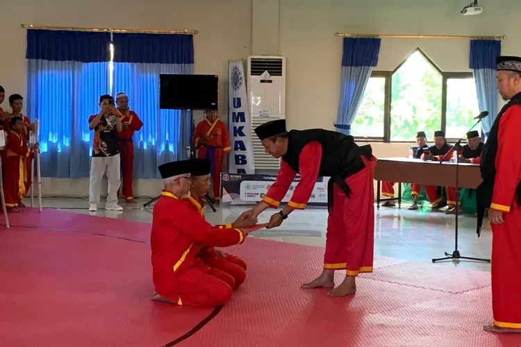 Pelantikan anggota kehormatan Tapak Suci diacara  Pembukaan Kejurwil Tapak Suci Universitas Muhammadiyah Kendal Batang Cup tahun 2024.  (Edi prayitno/kontributor kendal)