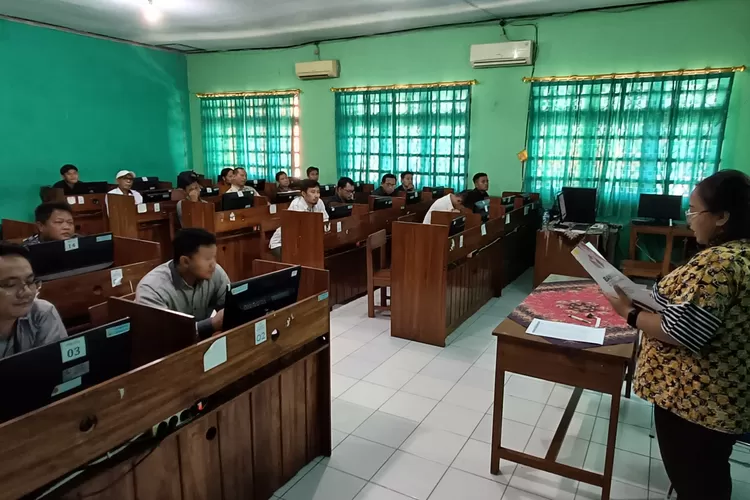 Tes tertulis seleski anggota Panwaslu Kecamatan pendaftar baru.  (Dokumen bawaslu kendal)