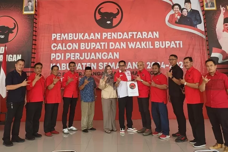 Ricky Ananta saat mengambil berkas formulir bakal calon Bupati dan Wakil Bupati di kantor DPC PDIP Kabupaten Semarang