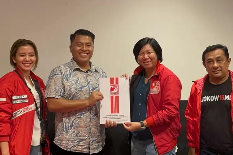 Ade Bhakti mengambil formulir Calon Wali Kota untuk Pilwalkot Semarang di PSI.  (Ayosemarang.com/ Audrian Firhannusa)