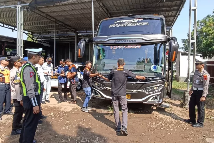 Dishub dan Satlantas Polres Kendal mendatangi pengusaha bus pariwisata untuk mengecek armada antisipasi kecelakaan.  (Edi prayitno/kontributor Kendal)