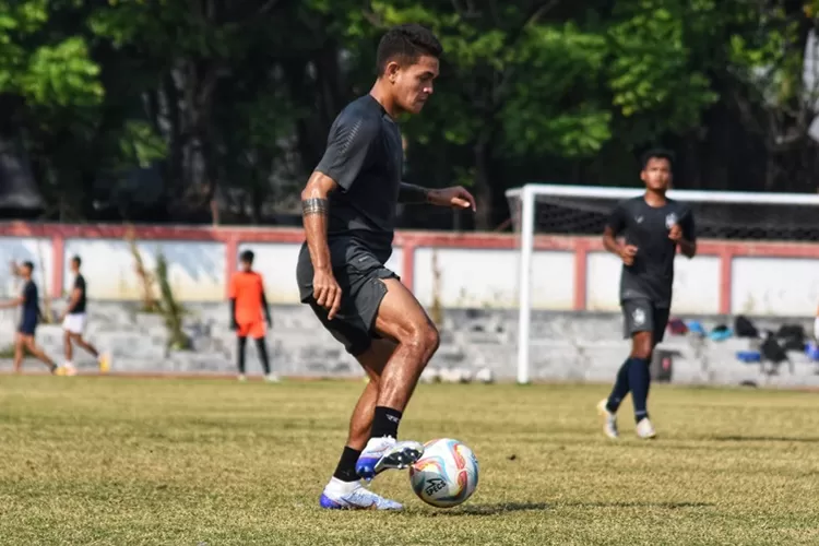 Pemain PSIS Semarang Gali Freitas saat berlatih. PSIS segera bersiap menghadapi International Match RCTI.  (Ayosemarang.com/ Audrian Firhannusa)