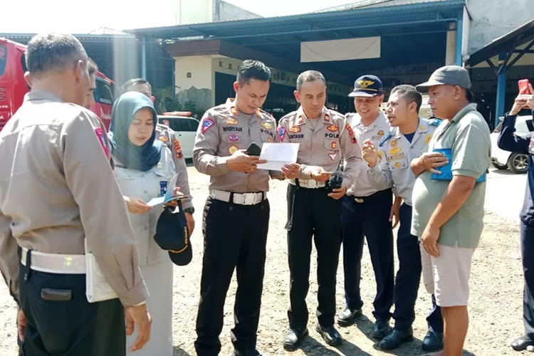 AKP Wigiyadi Kasatlantaa Polres Batang saat ram check di pool bus pariwisata Persada Limpung, Sabtu 18 Mei 2024.  (Muslihun/Kontributor Batang)