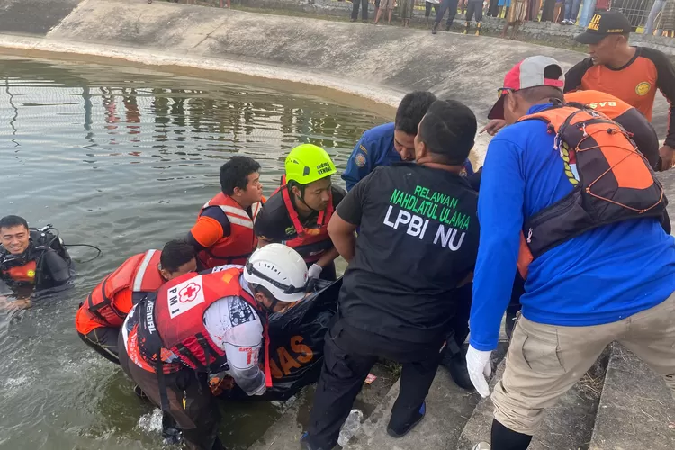 Tim SAR gabungan mengevakuasi jenasah Muhammad Danu Ramadani yang tenggelam di Embung Ringinarum Sabtu 18 Mei 2024.  (Edi prayitno/kontributor Kendal)