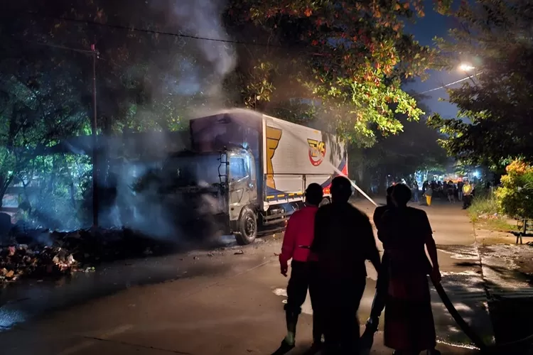 Petugas Damkar Batang berusaha memadamkan truk yang terbakar.  (istimewa)