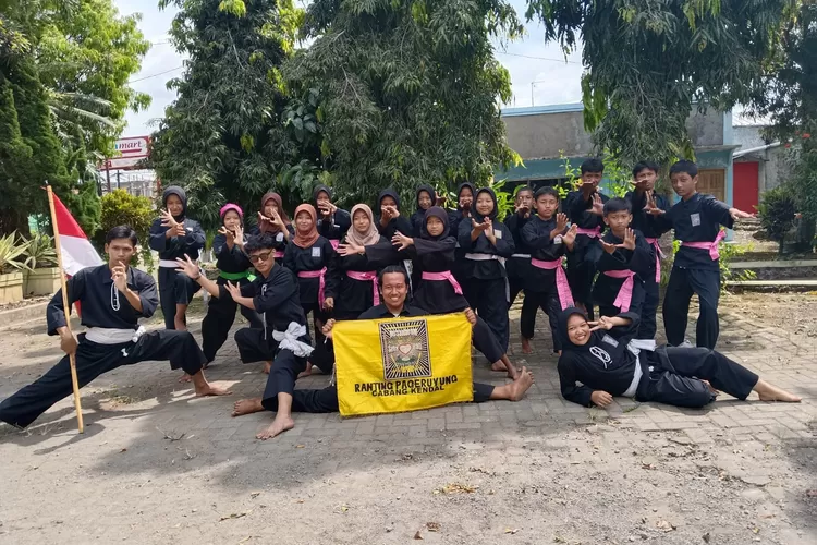 Peserta UKT berfoto bersama usai melakukan prosesi pengambilan sabuk Minggu 19 Mei 2024.  (Edi prayitno/kontributor kendal)