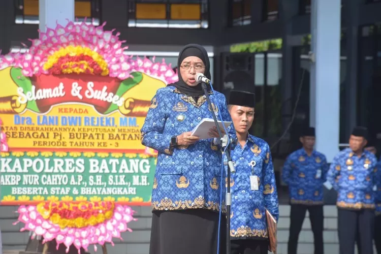 Pj Bupati Batang Lani Dwi Rejeki saat menjadi inspektur Upacara Harkitnas.  (Muslihun/Kontributor Batang)