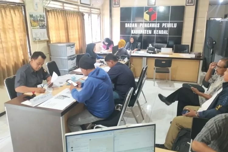 Proses pendaftaran panwaslu kelurahan dan desa untuk Pilkada Kendal di Bawaslu Kendal.  (edi prayitno/kontributor kendal)