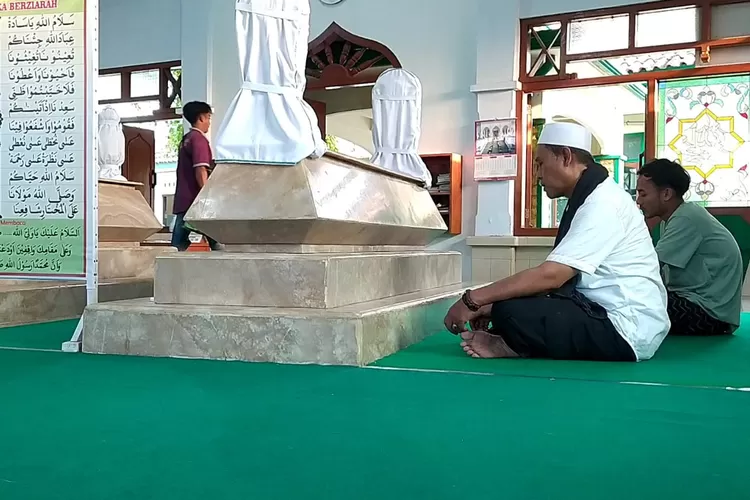Mantan Sekda Kendal Bambang Dwiyono saat ziarah ke makam Wali Gembang Selasa 21 Mei 2024.  (Edi prayitno/kontributor kendal)