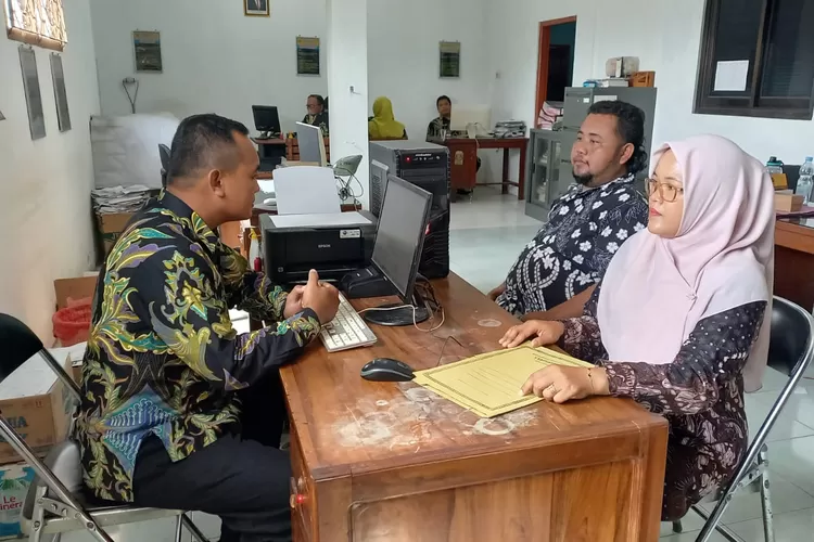 Layanan administrasi kependudukan di salah satu desa di Kendal.  (Edi prayitno/kontributor kendal)